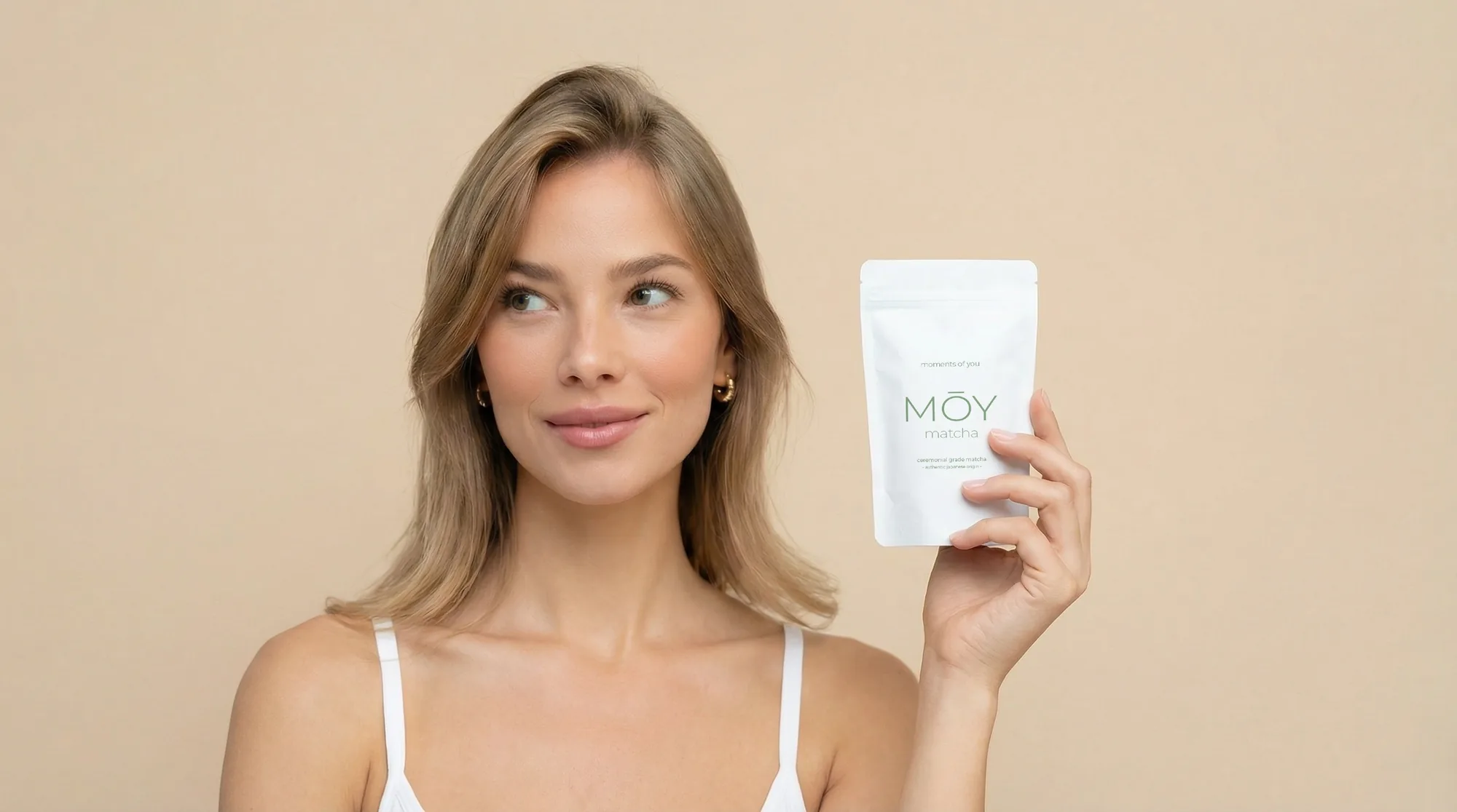 MOY Matcha Produktfotografie. Frau mit Doypack