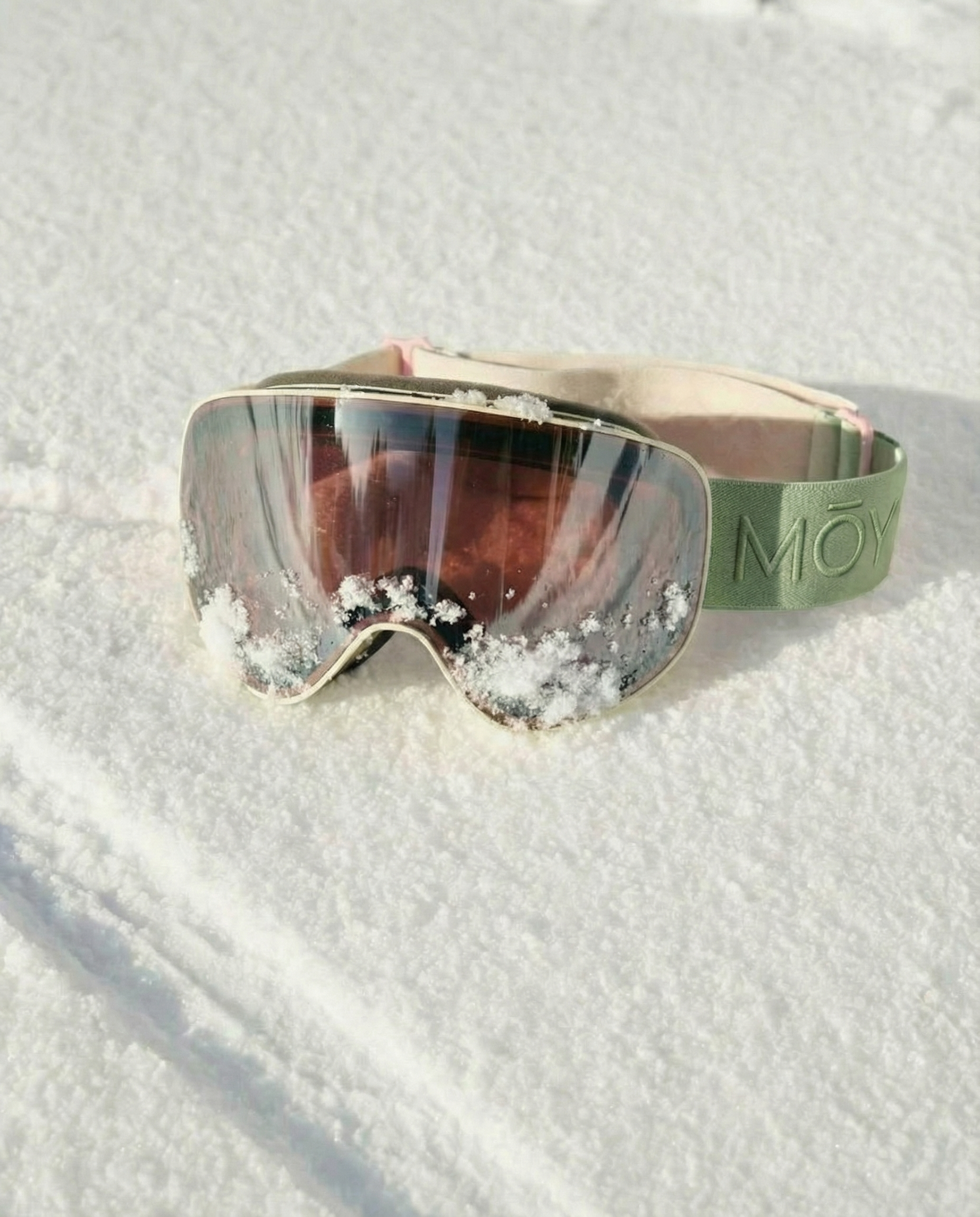 MOY Skibrille. AI Produkt Visual im Schnee